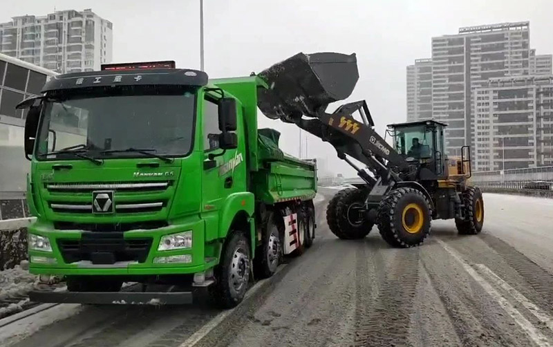 除雪保暢通，徐工汽車在行動